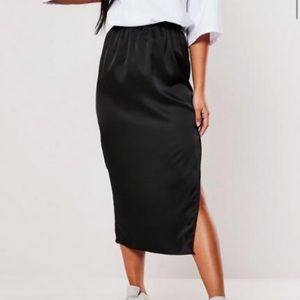 BLACK SATIN SLIP SKIRT WITH SLIT MISSGUIDED